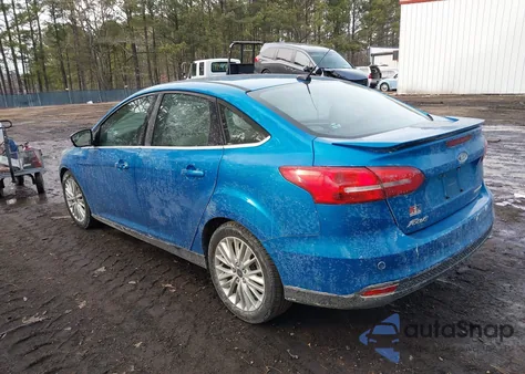 2017 Ford Focus Titanium z USA, uszkodzony, nr VIN 1FADP3J2XHL264244